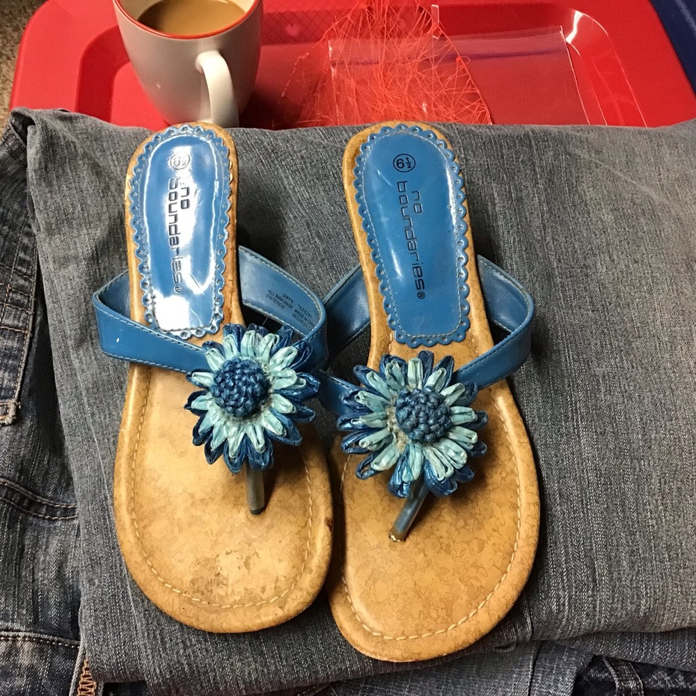 NO BOUNDARIES woman’s low heeled sandals sz 6 1/2